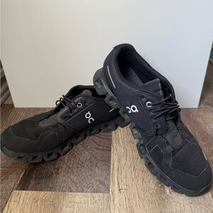 On Cloud 5 Women’s size 8 shoes black athletic training running walking sneaker